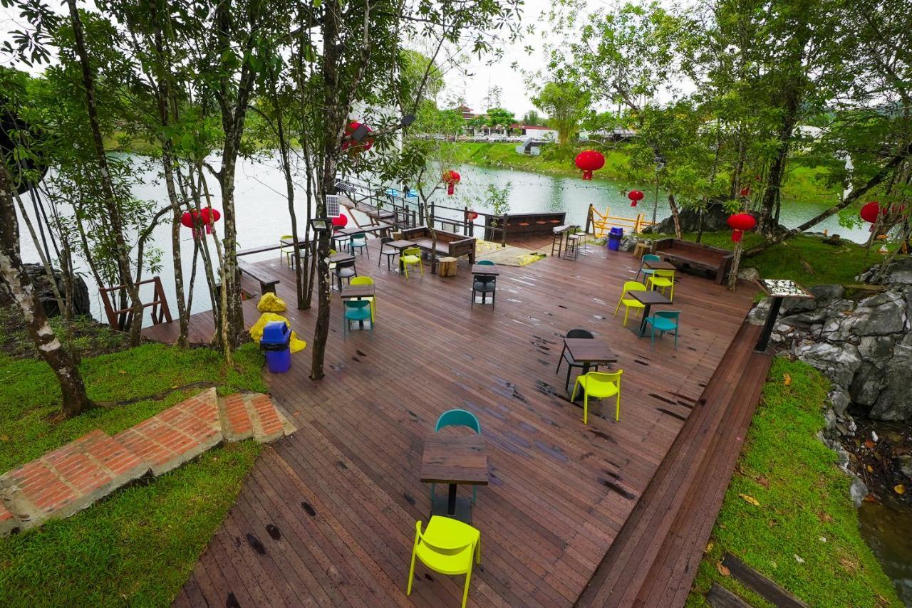 Roxy Tasik Biru Resort City Bau מראה חיצוני תמונה