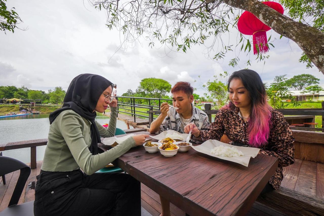 Roxy Tasik Biru Resort City Bau מראה חיצוני תמונה