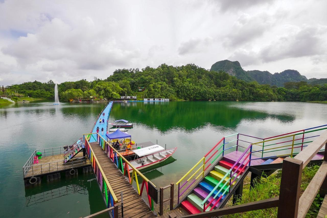 Roxy Tasik Biru Resort City Bau מראה חיצוני תמונה